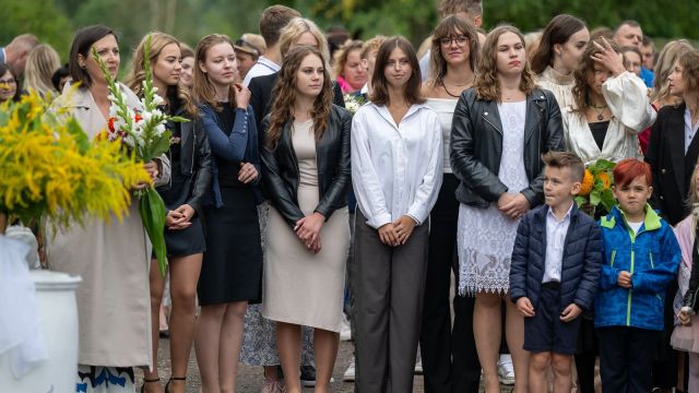 Zinību dienas svinīgais pasākums skolas priekšpagalmā.