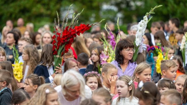 Zinību dienas svinīgais pasākums skolas priekšpagalmā.
