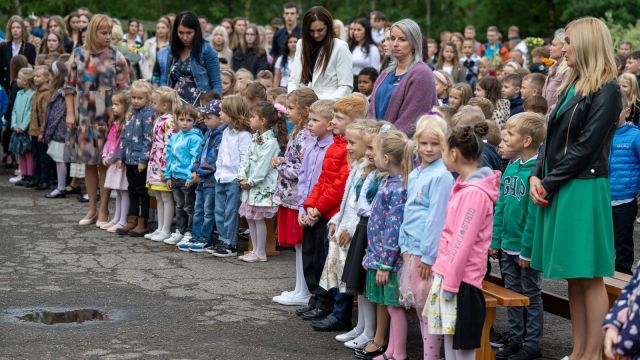 Zinību dienas svinīgais pasākums skolas priekšpagalmā.