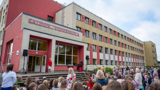 Zinību dienas svinīgais pasākums skolas priekšpagalmā.