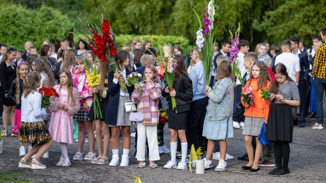 Zinību dienas svinīgais pasākums skolas priekšpagalmā.