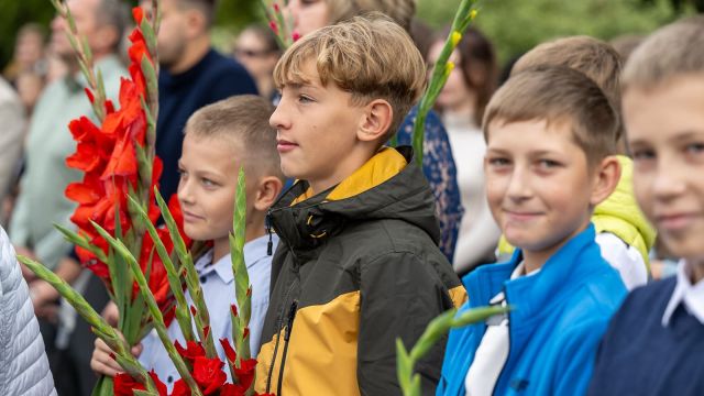 Zinību dienas svinīgais pasākums skolas priekšpagalmā.