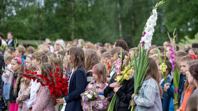 Zinību dienas svinīgais pasākums skolas priekšpagalmā.
