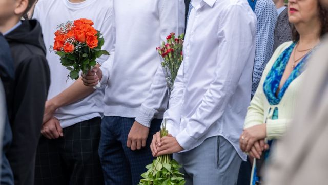 Zinību dienas svinīgais pasākums skolas priekšpagalmā.