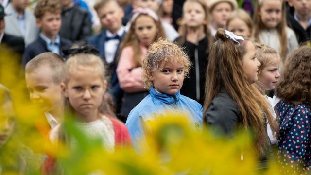 Zinību dienas svinīgais pasākums skolas priekšpagalmā.