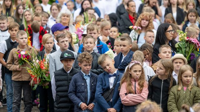Zinību dienas svinīgais pasākums skolas priekšpagalmā.