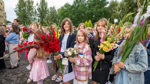 Zinību dienas svinīgais pasākums skolas priekšpagalmā.