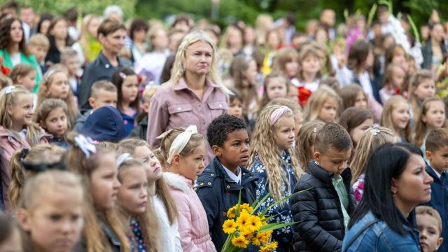 Zinību dienas svinīgais pasākums skolas priekšpagalmā.