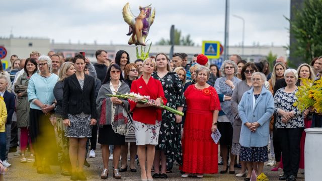 Zinību dienas svinīgais pasākums skolas priekšpagalmā.