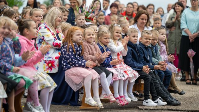 Zinību dienas svinīgais pasākums skolas priekšpagalmā.