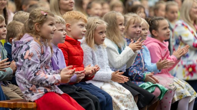 Zinību dienas svinīgais pasākums skolas priekšpagalmā.