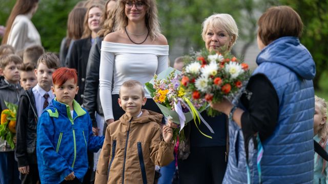 Zinību dienas svinīgais pasākums skolas priekšpagalmā.