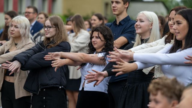 Zinību dienas svinīgais pasākums skolas priekšpagalmā.
