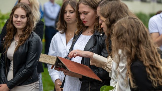 Zinību dienas svinīgais pasākums skolas priekšpagalmā.