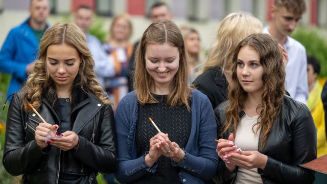 Zinību dienas svinīgais pasākums skolas priekšpagalmā.