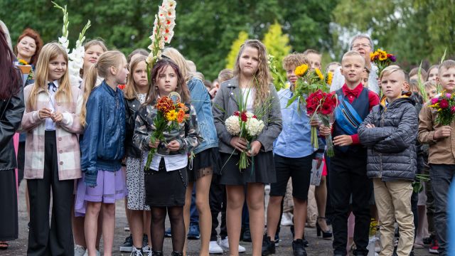 Zinību dienas svinīgais pasākums skolas priekšpagalmā.