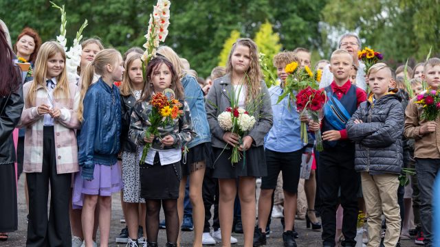 Zinību dienas svinīgais pasākums skolas priekšpagalmā.