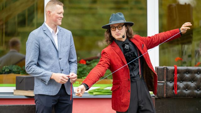 Zinību dienas svinīgais pasākums skolas priekšpagalmā.