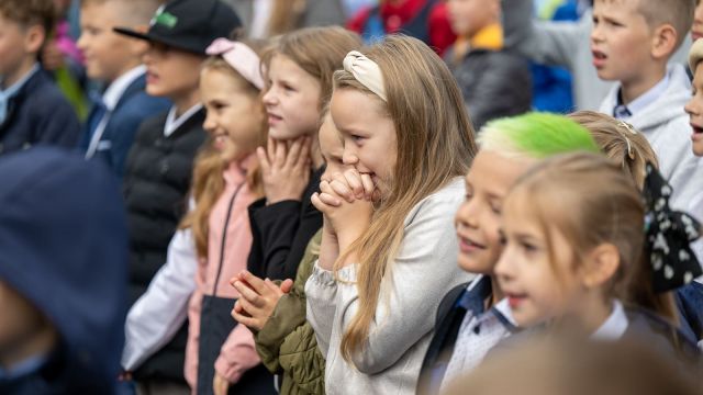 Zinību dienas svinīgais pasākums skolas priekšpagalmā.