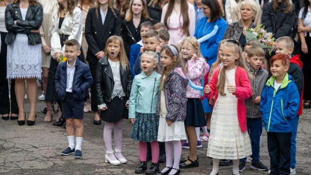 Zinību dienas svinīgais pasākums skolas priekšpagalmā.