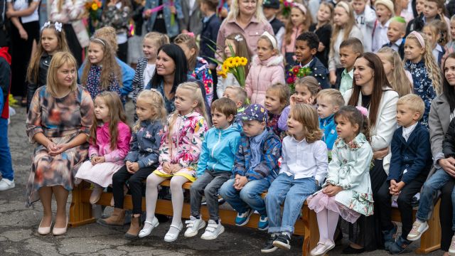 Zinību dienas svinīgais pasākums skolas priekšpagalmā.