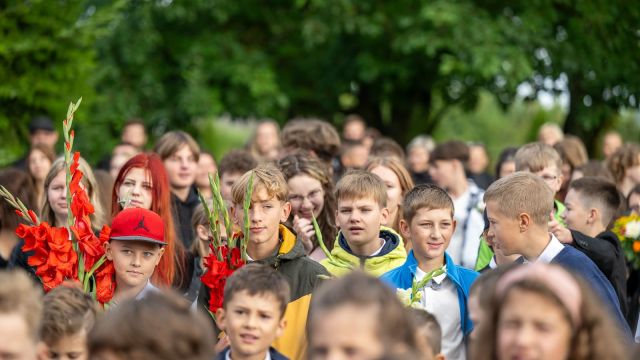 Zinību dienas svinīgais pasākums skolas priekšpagalmā.