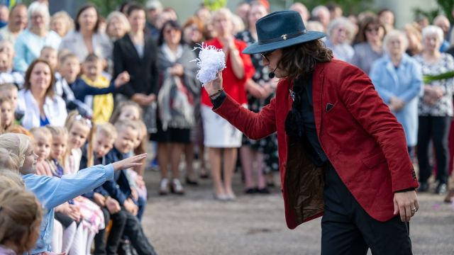 Zinību dienas svinīgais pasākums skolas priekšpagalmā.