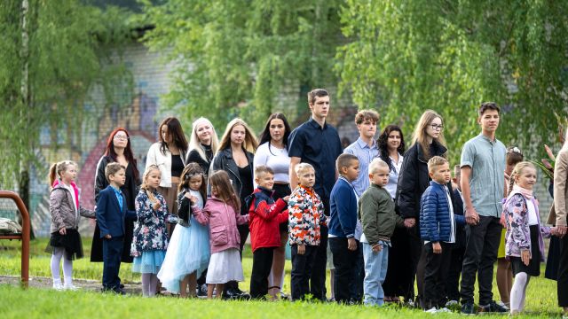 Zinību dienas svinīgais pasākums skolas priekšpagalmā.