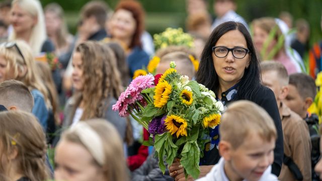 Zinību dienas svinīgais pasākums skolas priekšpagalmā.
