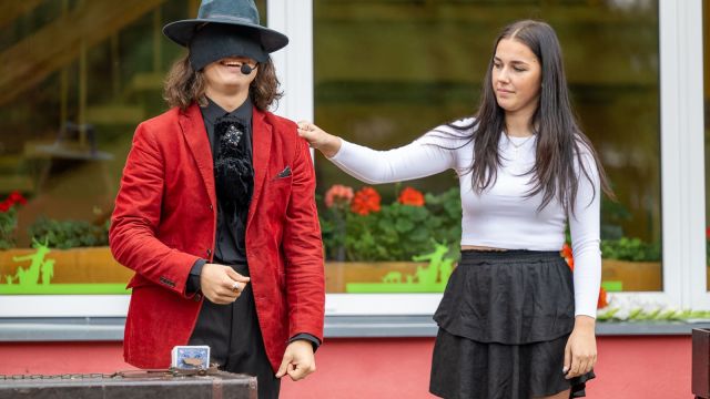 Zinību dienas svinīgais pasākums skolas priekšpagalmā.