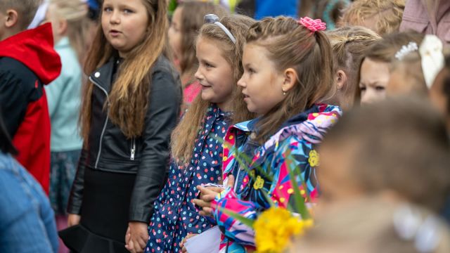 Zinību dienas svinīgais pasākums skolas priekšpagalmā.