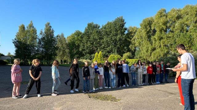 Skolēni nodarbībā.