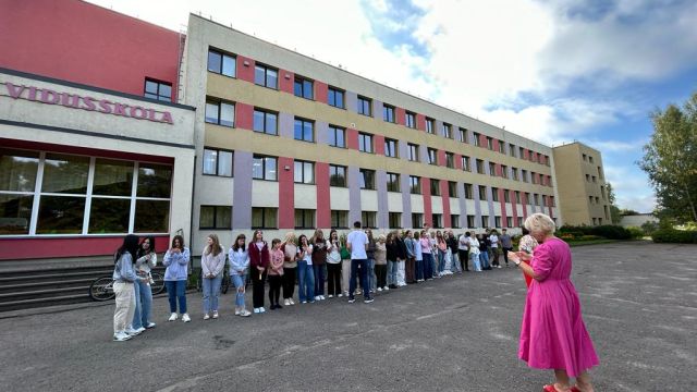 Skolēni nodarbībā.