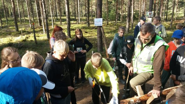 Skolēni meža ekspedīcijā