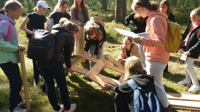 Skolēni meža ekspedīcijā