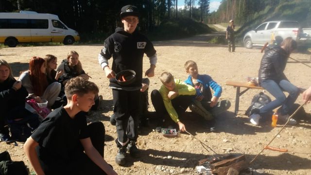 Skolēni meža ekspedīcijā