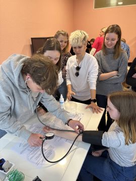 Skolēni "Karjeras dienu"pasākumu ietvaros, iepazīst profesijas.