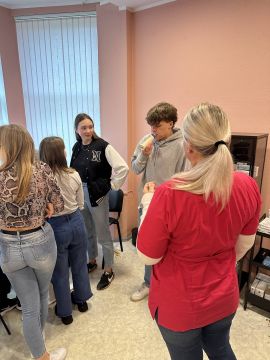 Skolēni "Karjeras dienu"pasākumu ietvaros, iepazīst profesijas.