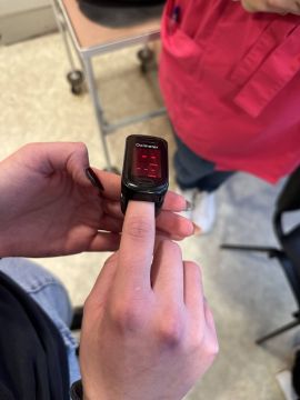 Skolēni "Karjeras dienu"pasākumu ietvaros, iepazīst profesijas.