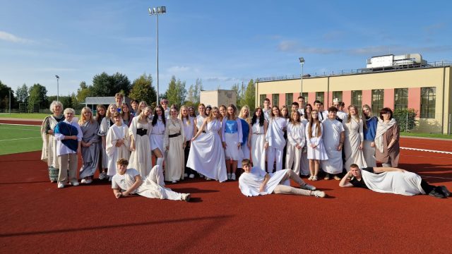 10.klašu skolēni pasākumā "Kļūsti mūsējais"