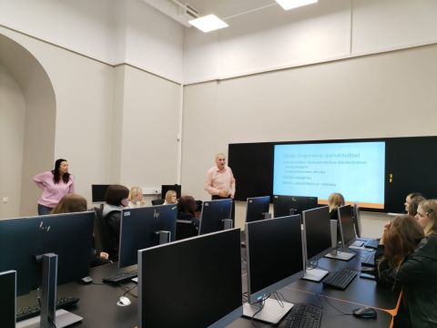 Skolēni "Karjeras dienu"pasākumu ietvaros, iepazīst profesijas.