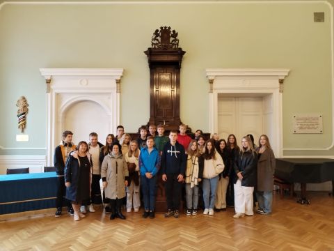 Skolēni "Karjeras dienu"pasākumu ietvaros, iepazīst profesijas.