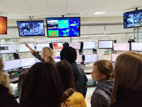 Skolēni "Karjeras dienu"pasākumu ietvaros, iepazīst profesijas.