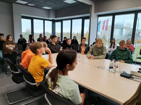 Skolēni "Karjeras dienu"pasākumu ietvaros, iepazīst profesijas.