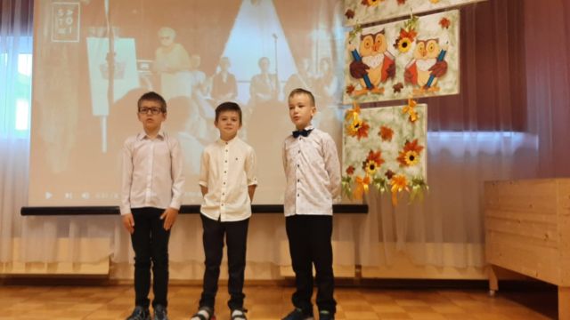 Uzstājas 1.klašu zēni.