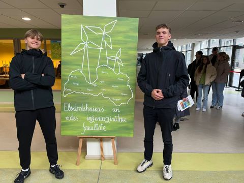 Skolēni "Karjeras dienu"pasākumu ietvaros, iepazīst profesijas.