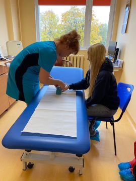 Skolēni "Karjeras dienu"pasākumu ietvaros, iepazīst profesijas.