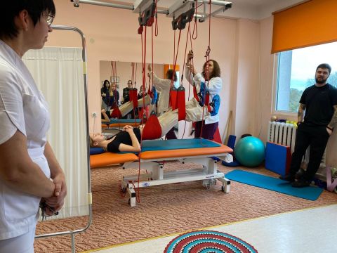 Skolēni "Karjeras dienu"pasākumu ietvaros, iepazīst profesijas.