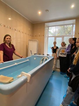 Skolēni "Karjeras dienu"pasākumu ietvaros, iepazīst profesijas.