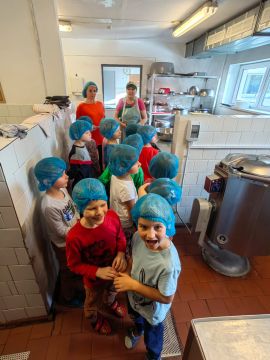 Skolēni "Karjeras dienu"pasākumu ietvaros, iepazīst profesijas.